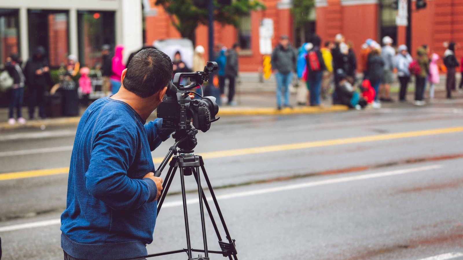 what does an executive producer do​, flming crowd